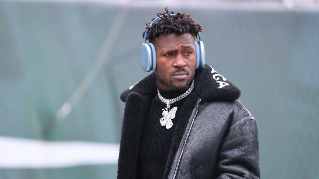 Antonio Brown Wanted for Domestic Battery&nbsp;Incident